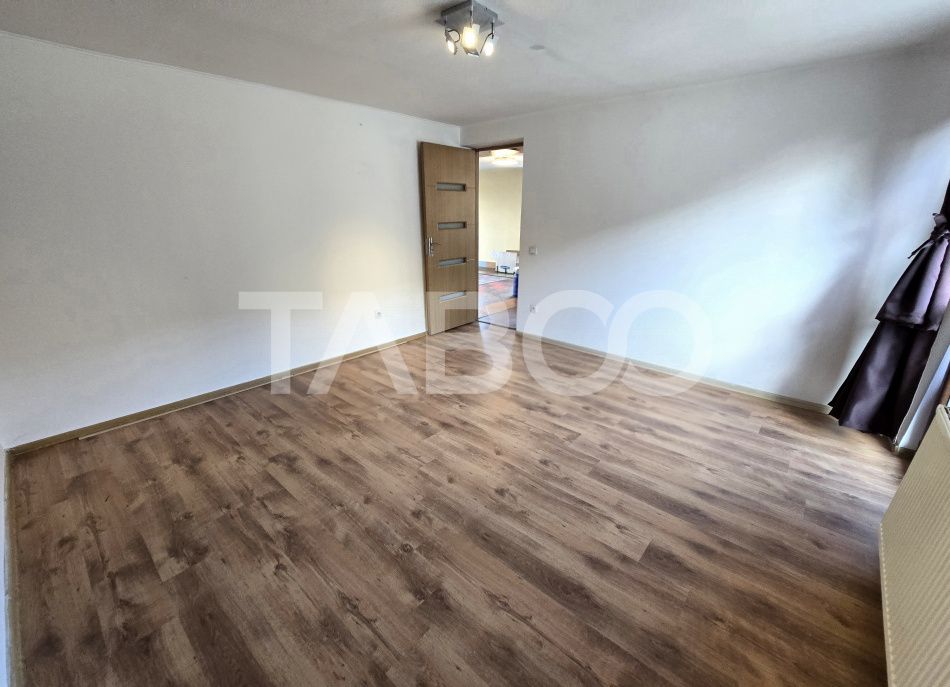 Casa de vanzare cu 6 camere 2 parcari curte libera 200 mp in Selimbar – fotografia 5 din 24