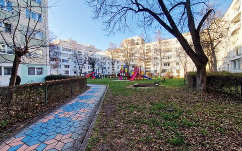 Apartament spatios cu balcon inchis si beci in zona Supeco