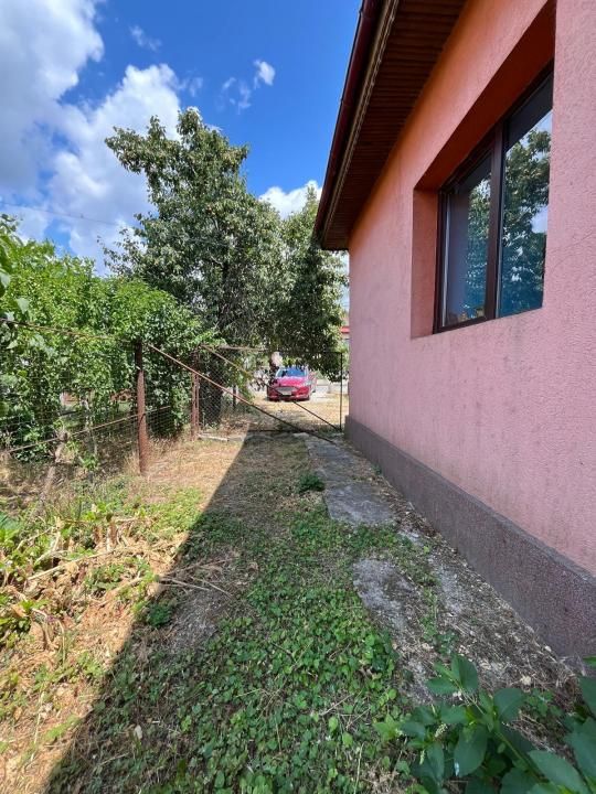Casă în centrul comunei Corbii Mari, ideală pentru birouri, cabinet sau locuit – fotografia 2 din 14
