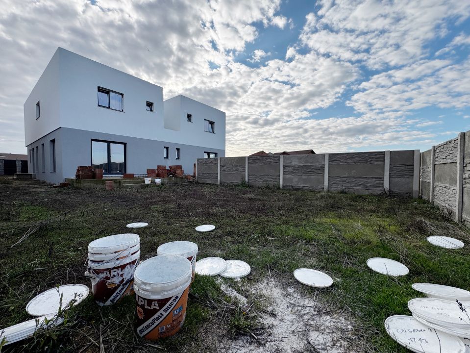 Duplex despartit prin camera tehnica, 121mp utili si 350mp teren - Urseni – fotografia 28 din 29