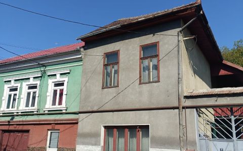 Casă individuală de vânzare Reghin zona centrală, singur în curte.