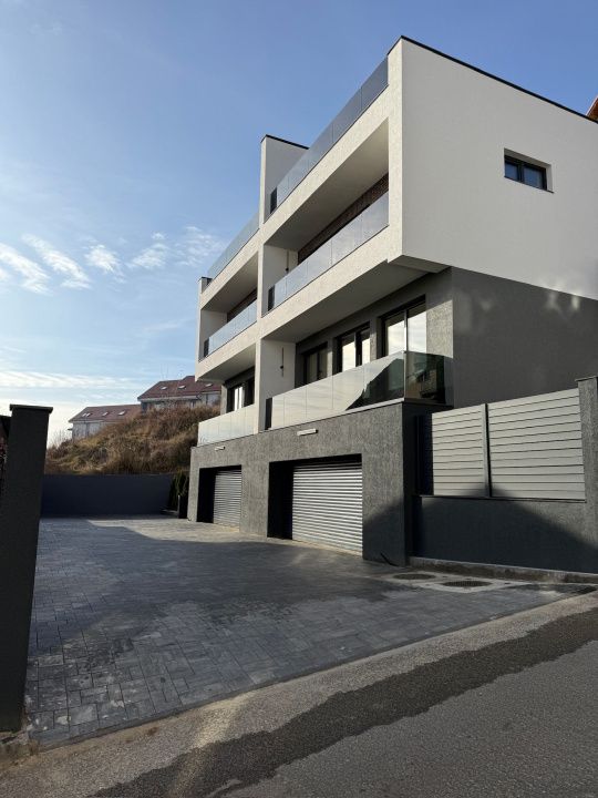 Casa exclusivista cu terasa si vedere panoramica – fotografia 2 din 27