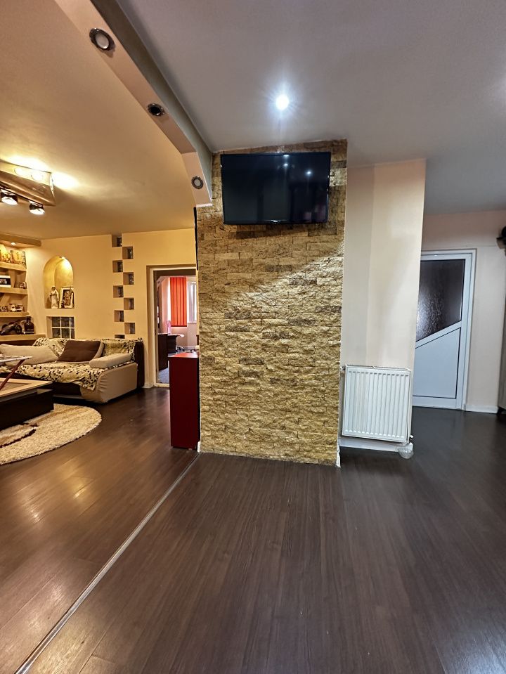 Apartament 3 camere Deco Sub-Stadion 2 Bai Balcon Etaj 2 Finisat Mobilat Utilat – fotografia 2 din 18