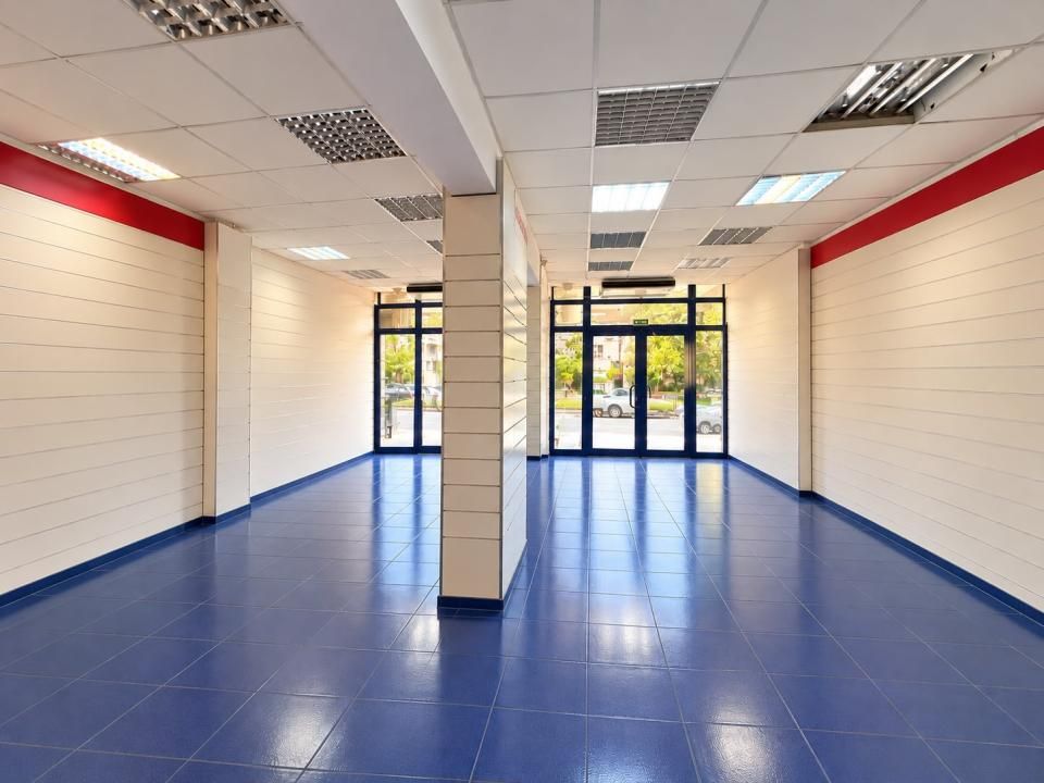Spatiu comercial de vanzare in Oradea, vad comercial intens si vizibilitate – fotografia 3 din 5