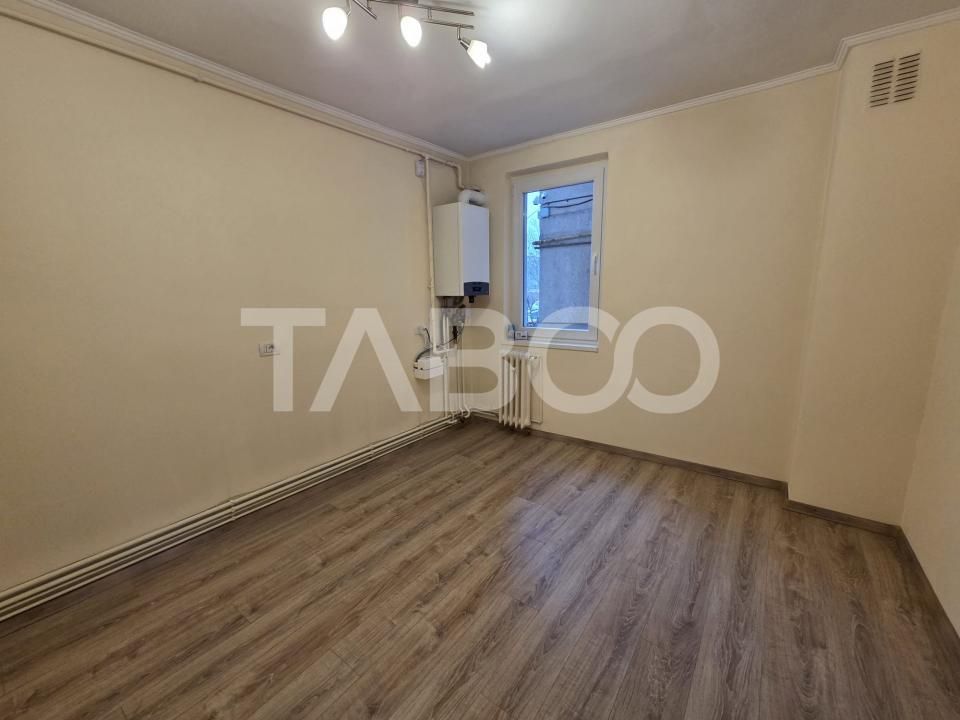Apartament 4 camere de inchiriat Bulevardul Unirii acces din strada – fotografia 3 din 11