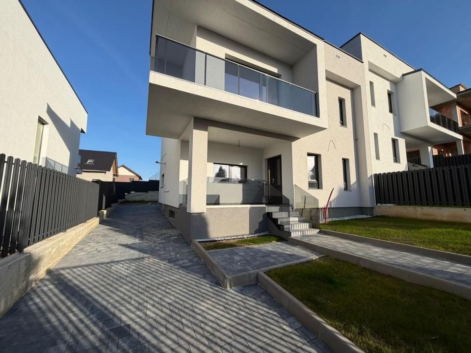 Duplex semifinisat, 119 mp utili, teren 375 mp | Dezmir – intrare – fotografia 2 din 5