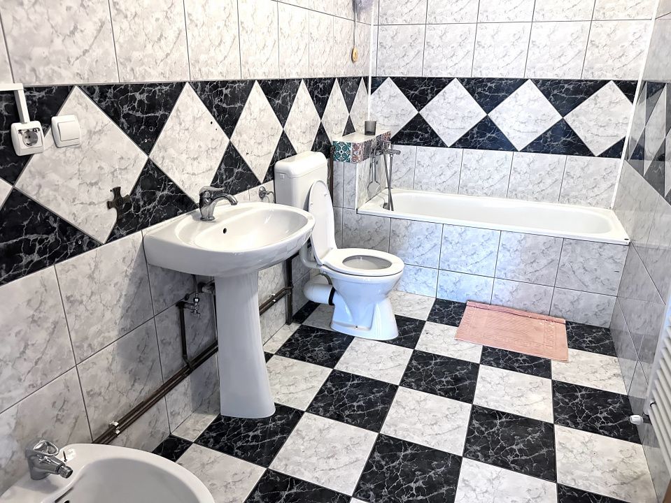 CASA DE INCHIRIAT I 4 CAMERE I 2 BAI I BUCATARIE I CETATE I NEMOBILATA – fotografia 5 din 18