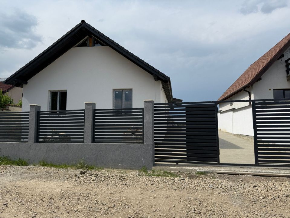 Casa individuala cu 4 camere 2 bai si terasa in Sura Mica – fotografia 2 din 15