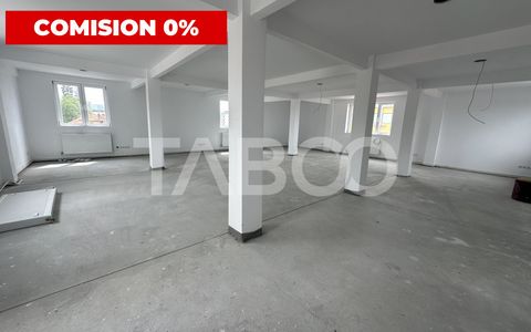 Spatiu comercial cu vitrina pe 3 niveluri cu suprafata utila de 915mp