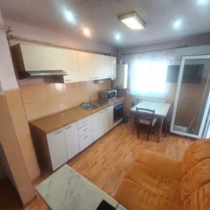 Apartament 2 camere decomandat  Cetate – fotografia 1 din 7