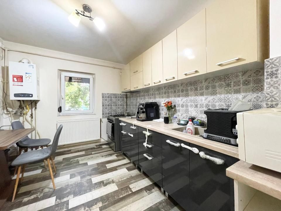 Apartament decomandat 3 camere, 2 bai la parter - zona Soarelui – fotografia 2 din 8