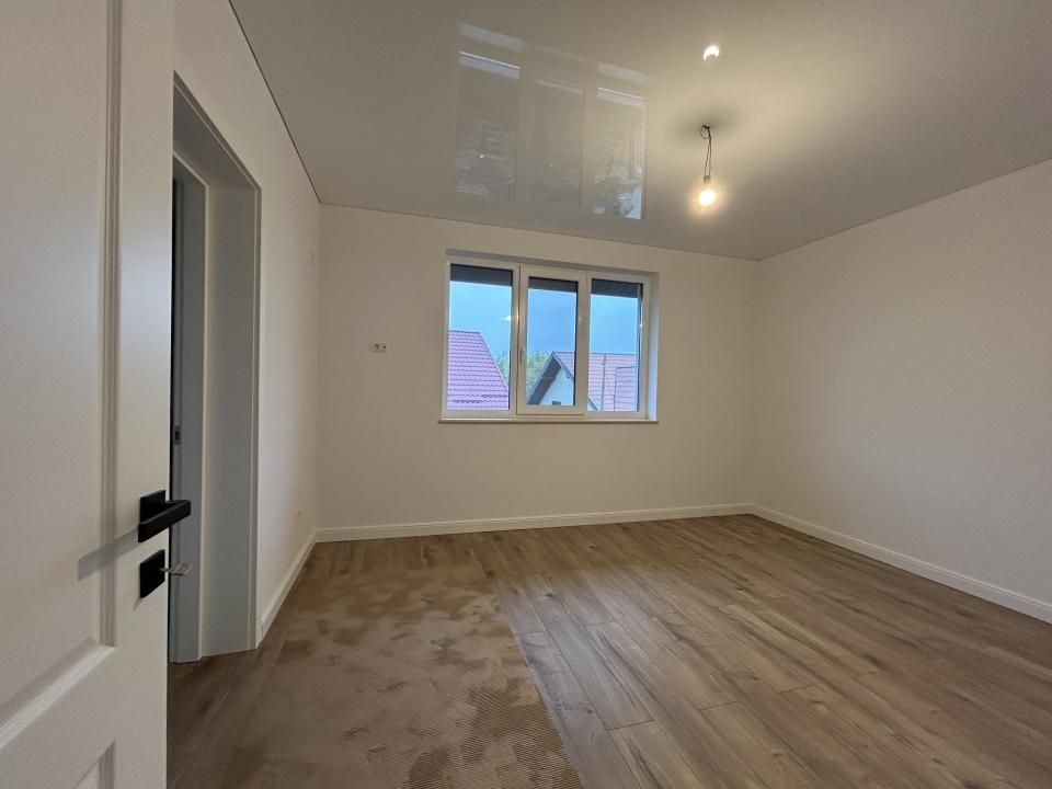 Casă individuală P+1E, 4 camere, 3 băi, dormitor matrimonial cu baie proprie – fotografia 5 din 15