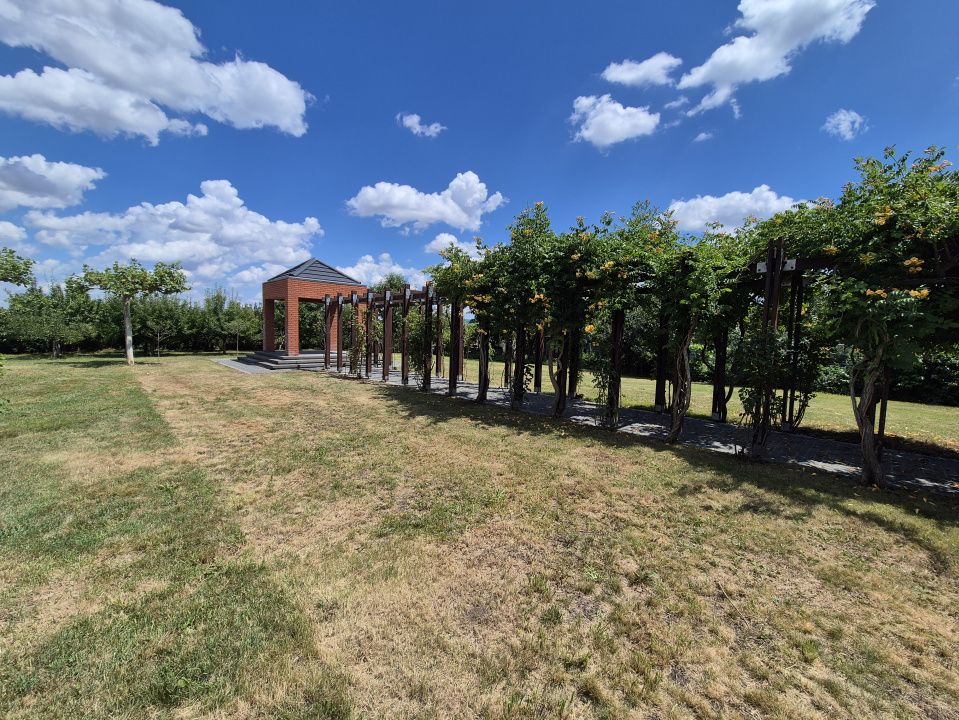 Proprietate exclusivistă cu 7.000 mp teren, piscină și multiple spații adiacente – fotografia 16 din 34