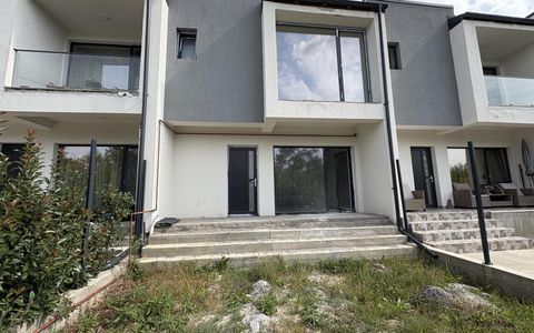 Casă de vânzare într-un triplex I Smeura, strada Olteni I 97.000 euro