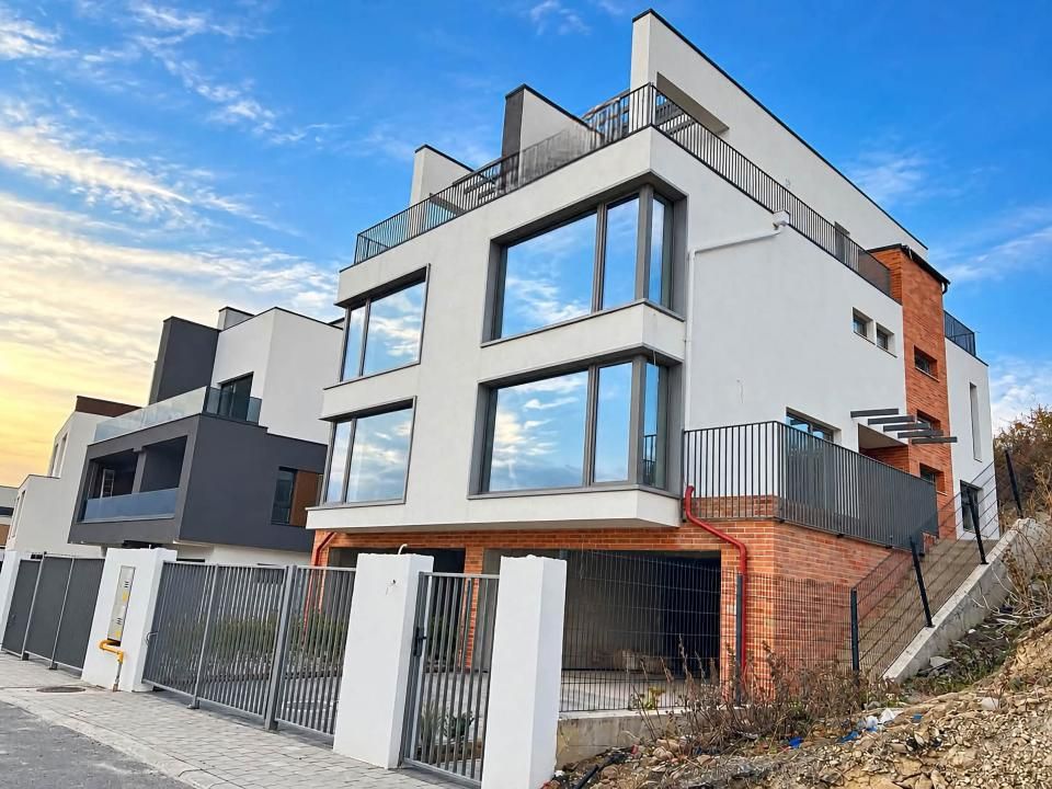 Duplex D+P+E+Er 202mp utili, teren 300 mp și garaj dublu | Voroneț – fotografia 1 din 12