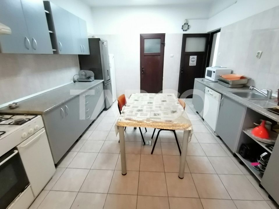 Pensiune 13 camere 16 bai sauna piscina si teren 1565 mp Cisnadioara – fotografia 24 din 42