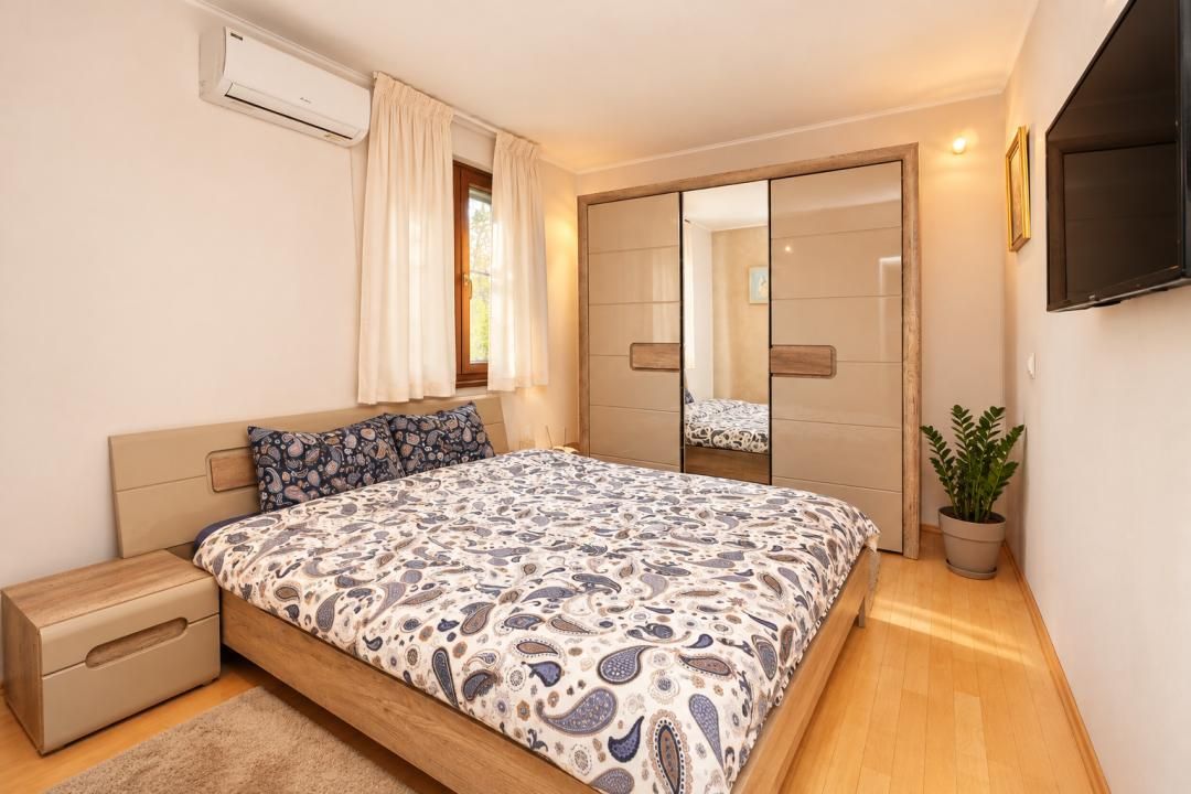 Vilă 8 Camere | 428 MP | Teren 703 MP | 4 Garaje | Voluntari – fotografia 11 din 27