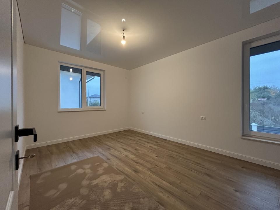 Casă individuală P+1E, 4 camere, 3 băi, dormitor matrimonial cu baie proprie – fotografia 7 din 15