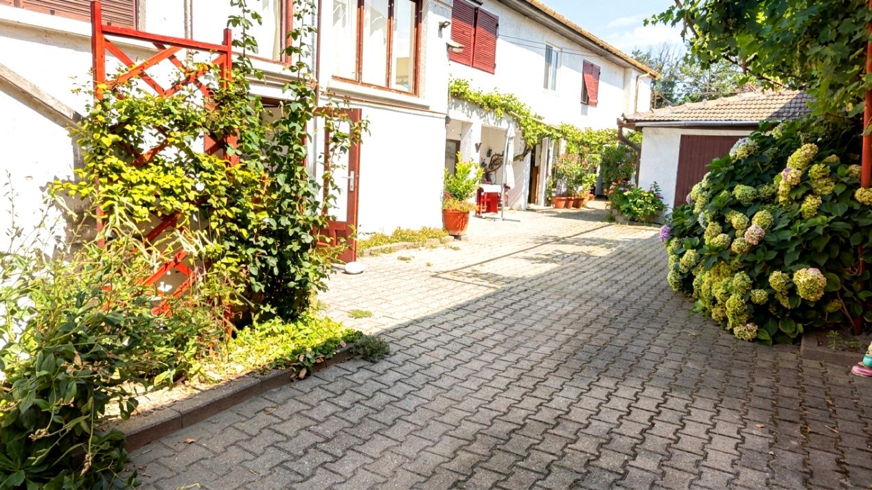 Sebeș Centru – Casă cu suflet 7 Camere 700 mp Teren 2 Garaje Curte Gradină – fotografia 1 din 37