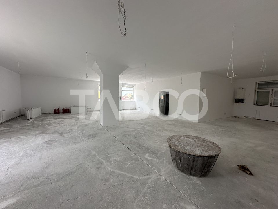 Spatiu comercial cu vitrina pe 3 niveluri cu suprafata utila de 915mp – fotografia 3 din 12