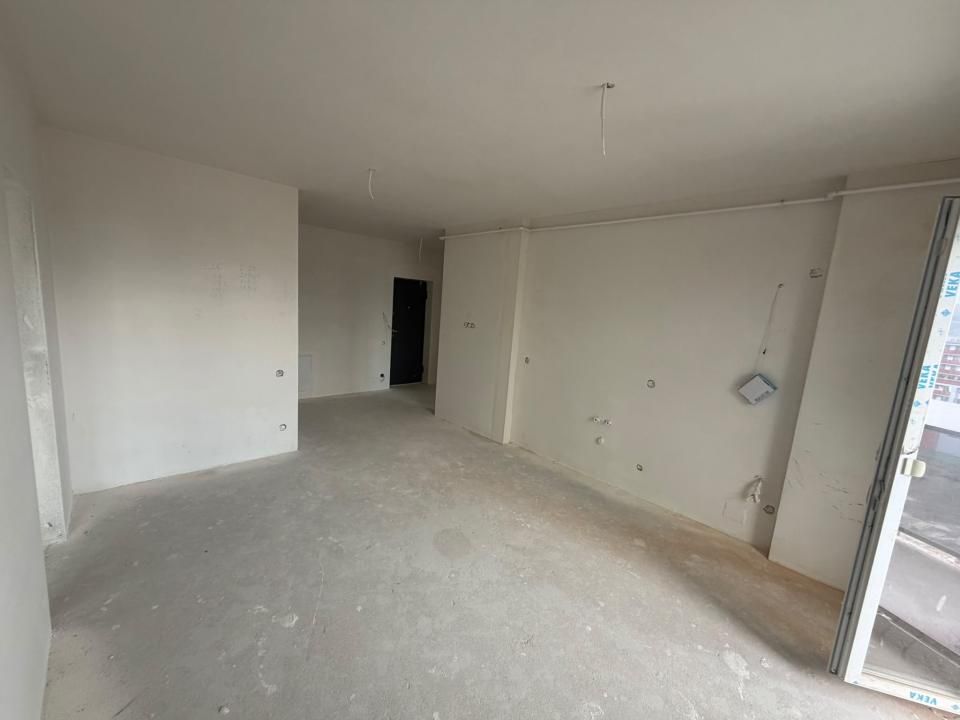 Apartament nou, cu 3 camere si balcon, etaj intermediar zona Vivo – fotografia 2 din 8