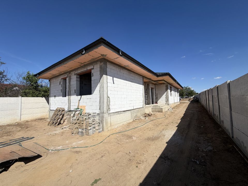 Casa la rosu pe  parter, 133mp utili, anexa 39mp, Carcea, zona profi – fotografia 1 din 12