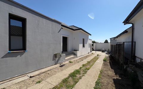 Casa 4 camere, teren 350 mp, localitatea Podari, zona Profi Loco