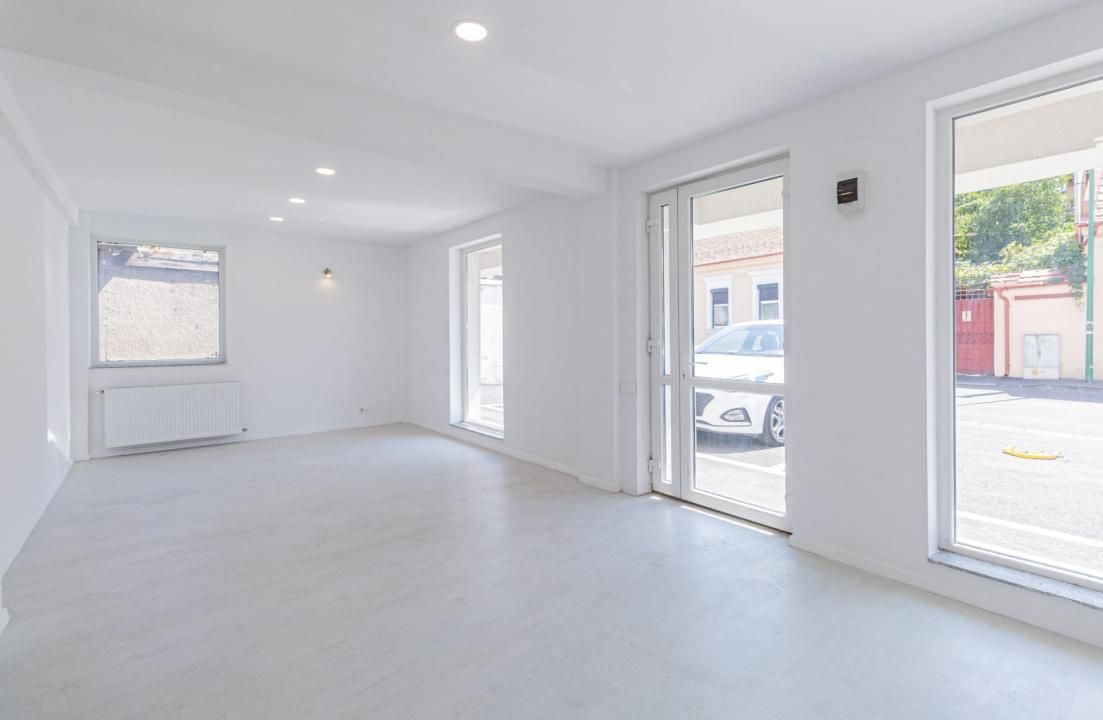 Spațiu comercial pretabil pentru diverse activități – strada De Mijloc – fotografia 1 din 8