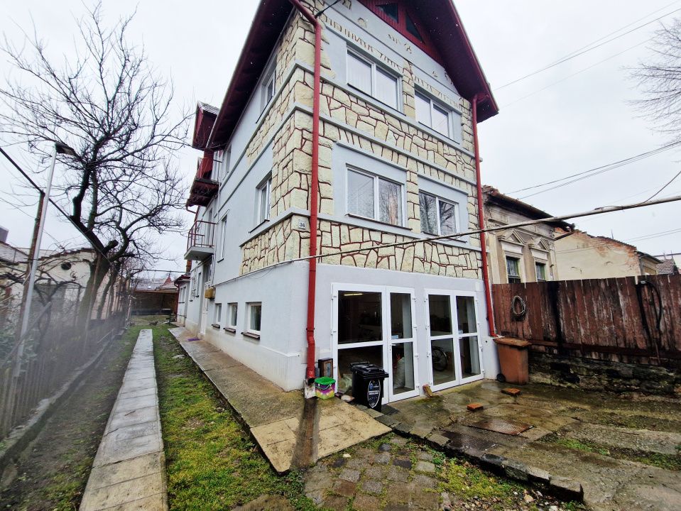Casa cu o curte comuna  in piata 1848 – fotografia 1 din 29