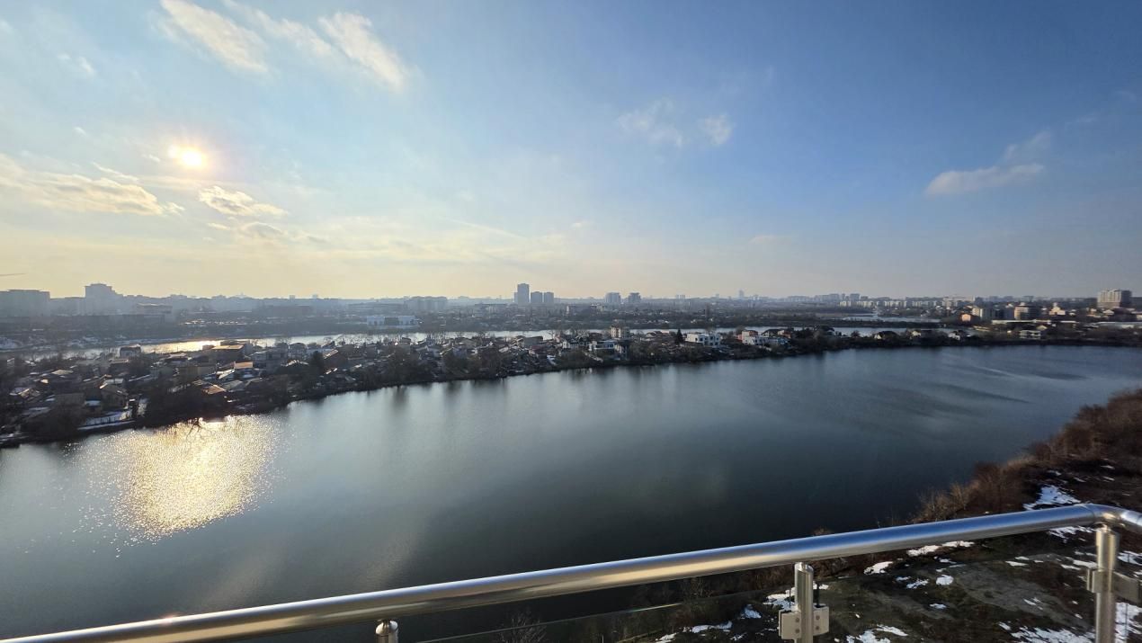 APARTAMENT CU TERASA GENEROASA SI VEDERE UNICA CATRE LAC – fotografia 1 din 11
