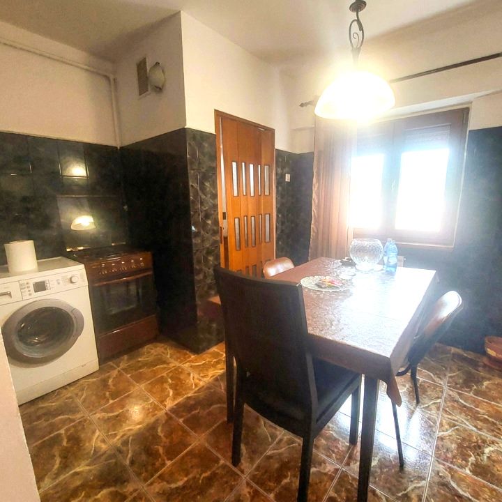 Apartament 3 camere decomandat Cetate 2 bai utilat si mobilat complet – fotografia 3 din 10
