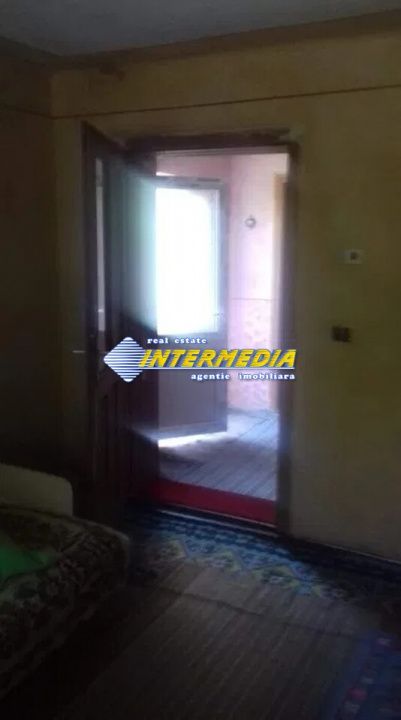 Vand casa pe Parter  cu gradina si teren 2000 mp. si utilitati – fotografia 3 din 6