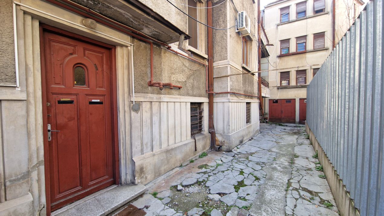 Vila cu curte de vanzare ULTRACENTRAL - 442.7 mp, 72 mp curte libera, 2 garaje – fotografia 4 din 19