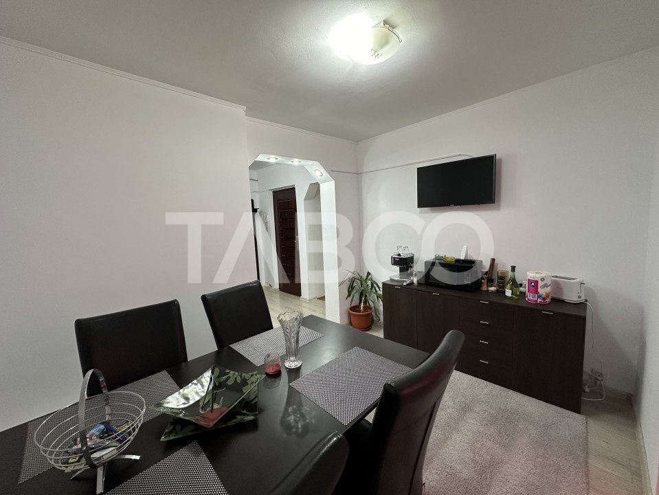 Apartament decomandat 3 camere 2 bai 68 mpu etaj 3 Calimanesti Valcea – fotografia 1 din 12