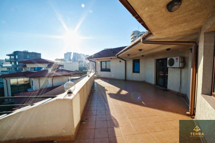 Vilă spectaculoasă cu vedere la mare – zonă exclusivistă Trandafirul – fotografia 4 din 18