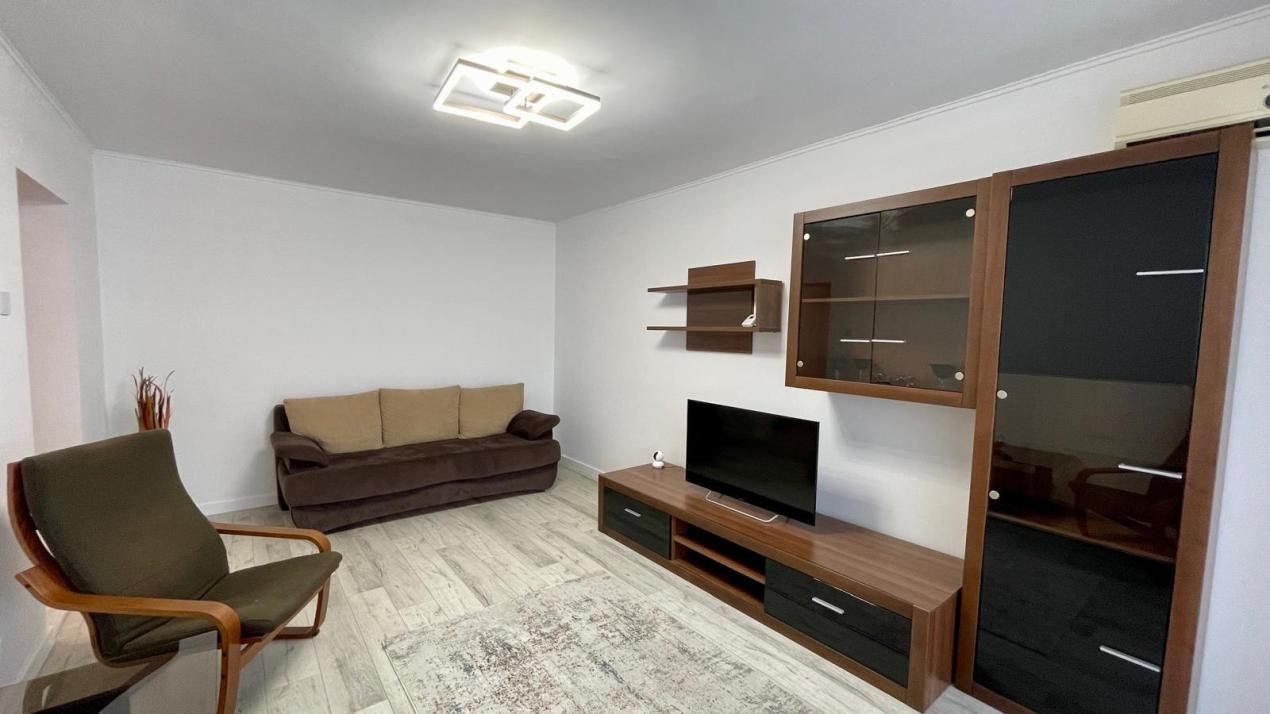 Apartament 3 camere, decomandat, zonă ultracentrală, bloc Mobilux, etaj 1 – fotografia 3 din 12