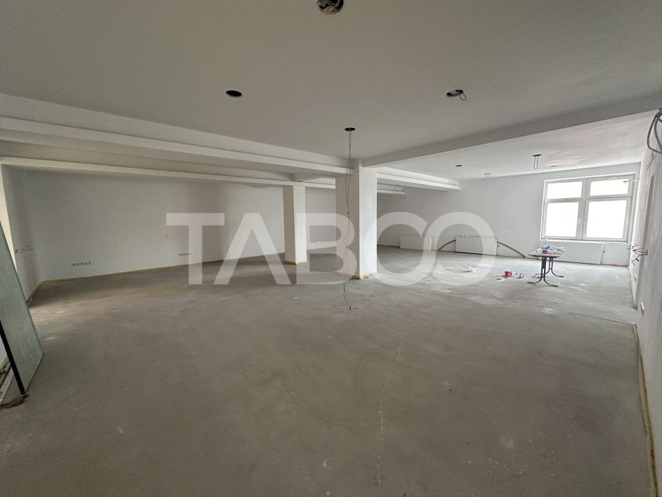 Spatiu comercial cu vitrina pe 3 niveluri cu suprafata utila de 915mp – fotografia 4 din 12