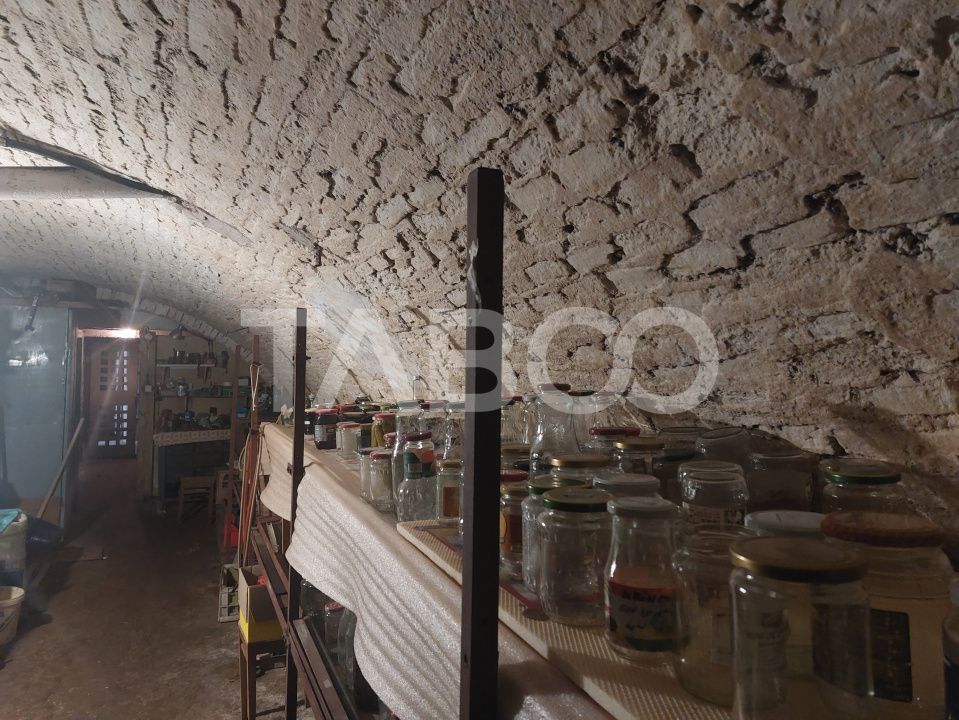 Casa in zona centrala 5 camere 2 bucatarii 3 bai curte comuna Cisnadie – fotografia 26 din 28