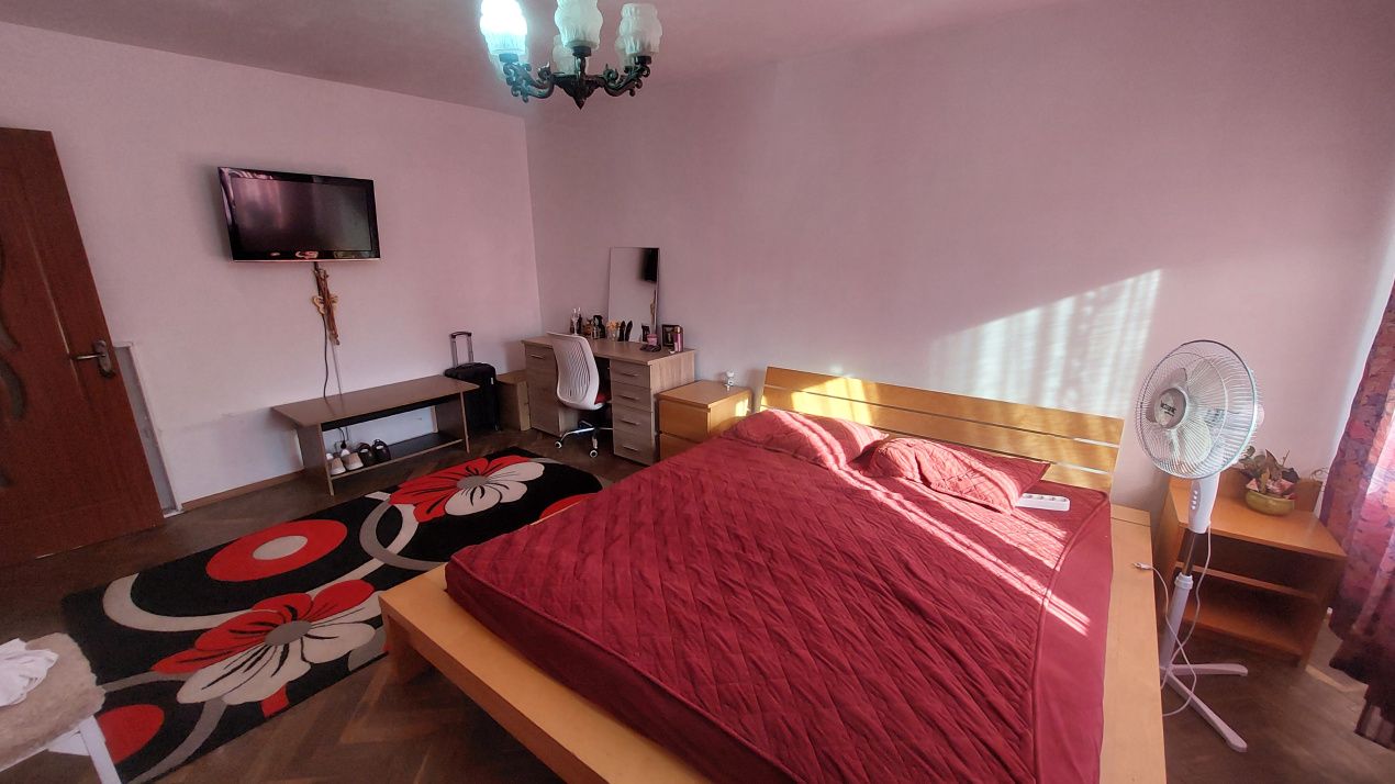 Apartament 3 camere, decomandat, parter, cartierul 1 Mai, zona Pelendava – fotografia 1 din 7