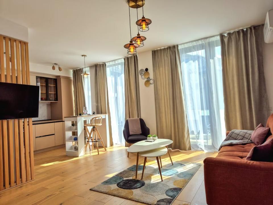 Carmen Sylva Royal Apartments | 2 camere | Gradina-Piscina-Parcare subterana – fotografia 4 din 19
