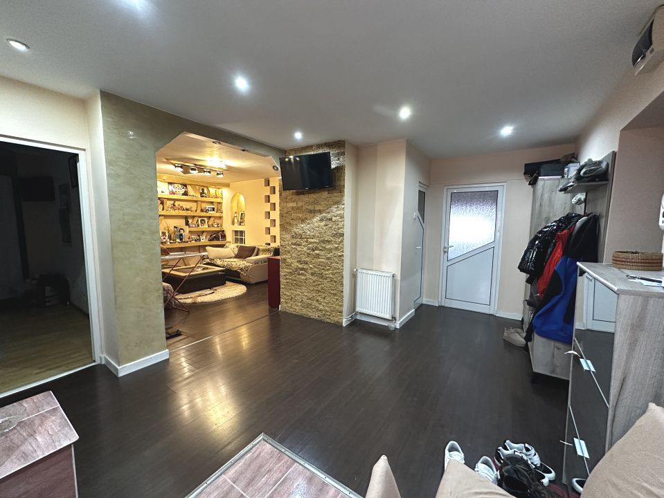 Apartament 3 camere Deco Sub-Stadion 2 Bai Balcon Etaj 2 Finisat Mobilat Utilat – fotografia 3 din 18