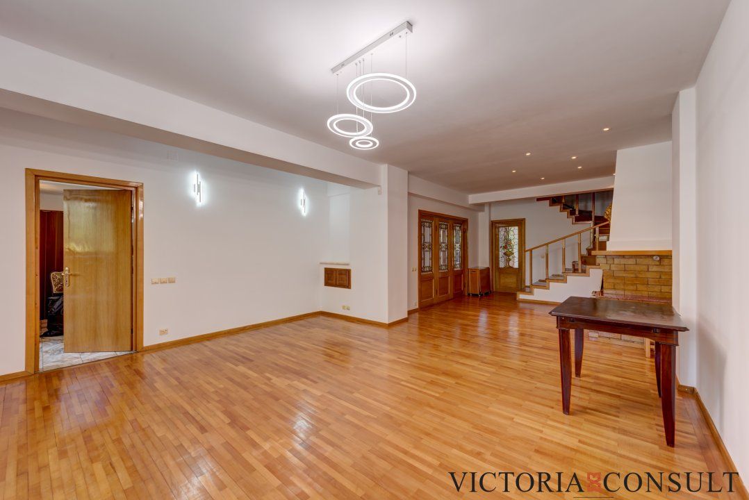 Sediu de firmă cu personalitate | La vilă, grădină, terasă, 3 parcări | 1 Mai – fotografia 4 din 25