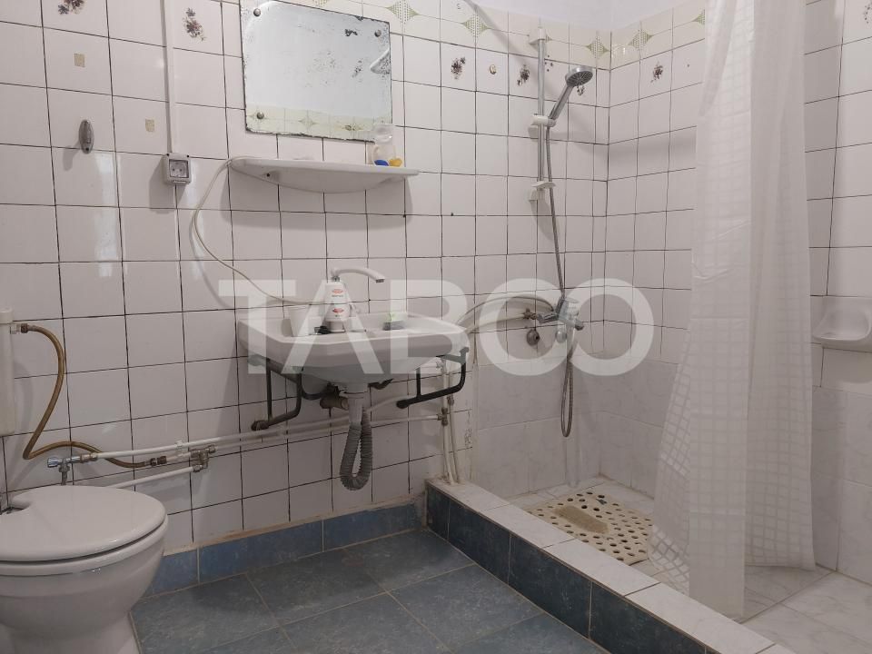 Casa mica 3 dormitoare curte mica 60 mp zona Lupeni Sibiu – fotografia 11 din 13