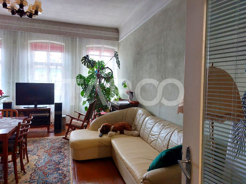 Casa si curte pretabila pentru 2 familii 980 mp teren liber Cisnadie – fotografia 8 din 32