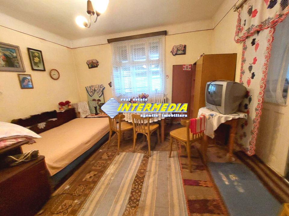 Casa de vanzare in Centru pozitie buna, asfalt, Ideal afacere! – fotografia 2 din 9