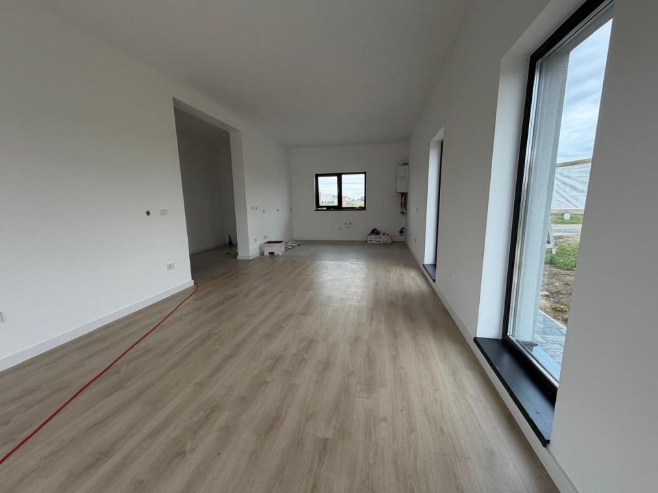 Triplex in Sacalaz | Finisaje premium | 4 camere | Asfalt | 2 balcoane – fotografia 4 din 15