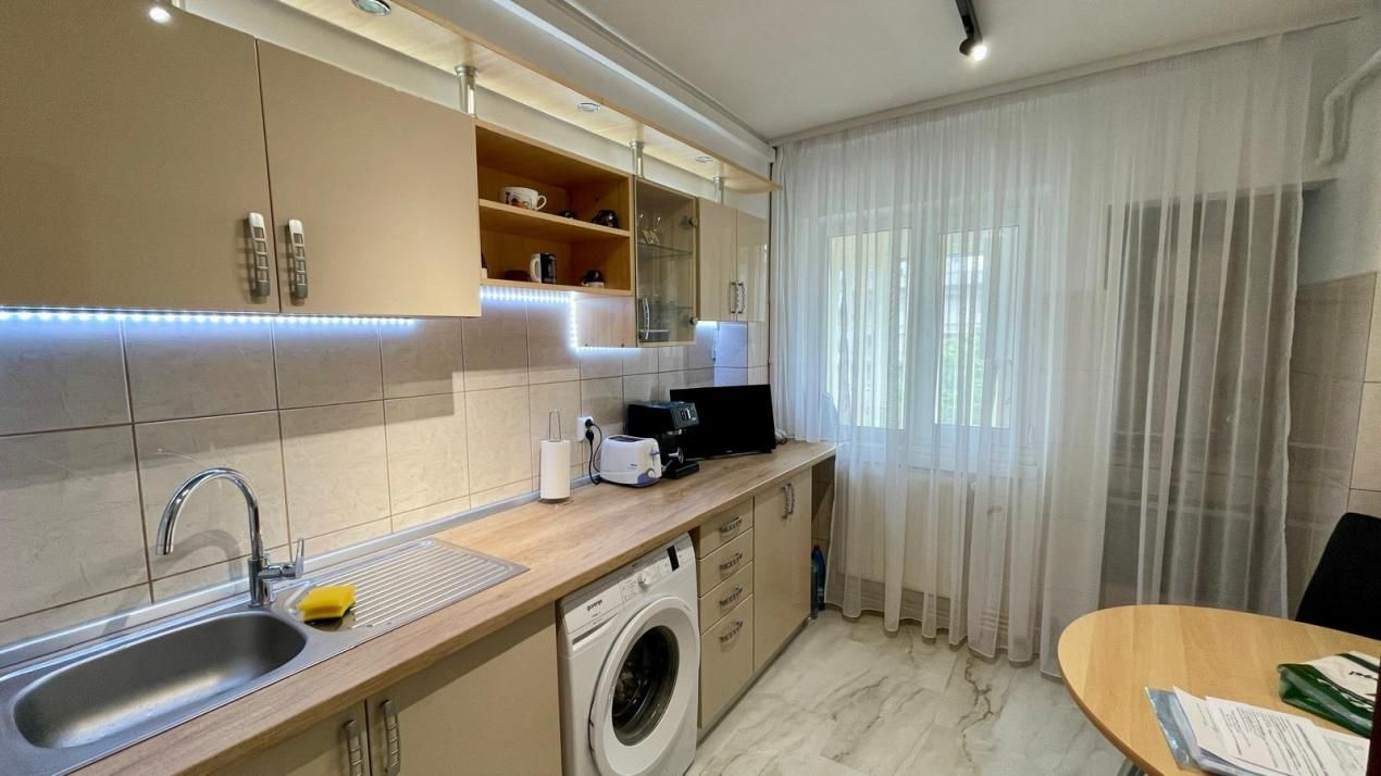 Apartament 3 camere, decomandat, zonă ultracentrală, bloc Mobilux, etaj 1 – fotografia 9 din 12