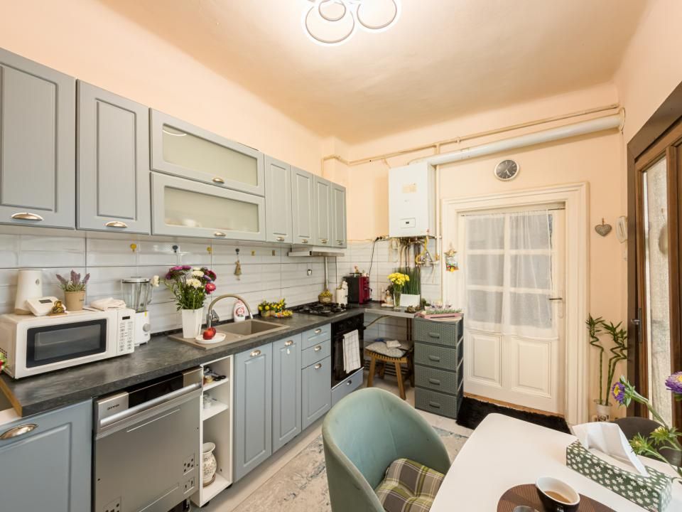 Apartament ultracentral | 2 camere | balcon 20 Mp | Pod pe toată suprafața – fotografia 1 din 17