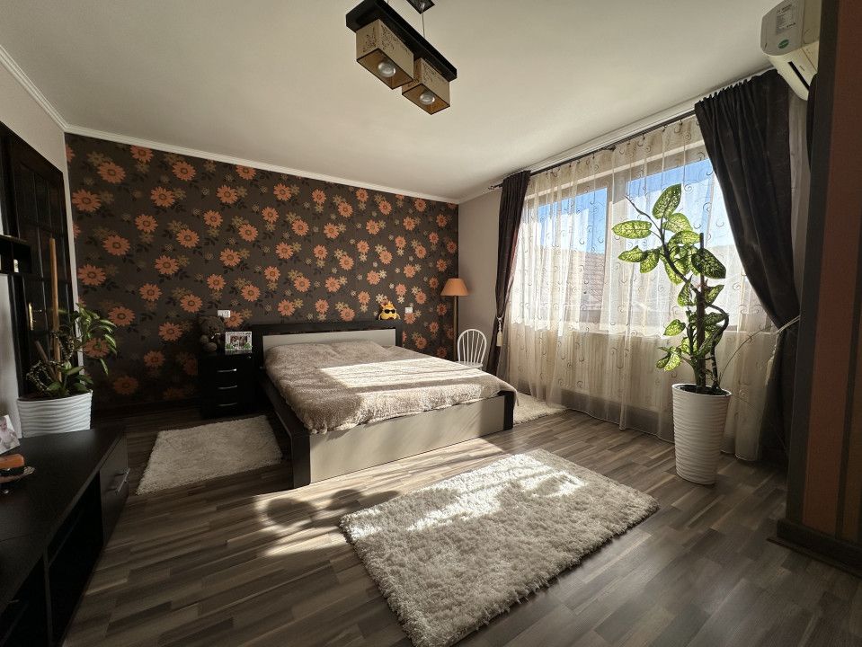 Casa individuală cu 9 camere, 1600 mp teren, 300 mp utili - Sanandrei – fotografia 1 din 18