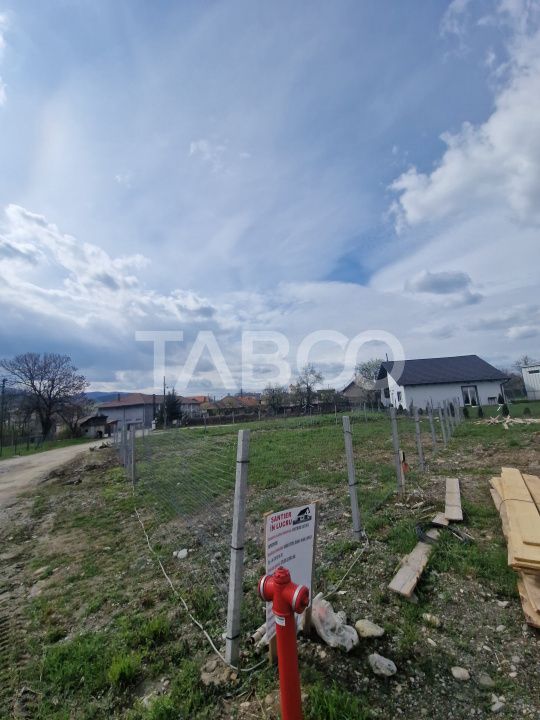 Teren intravilan cu utilitati 464 mp front 27 ml pentru casa Talmaciu – fotografia 3 din 6